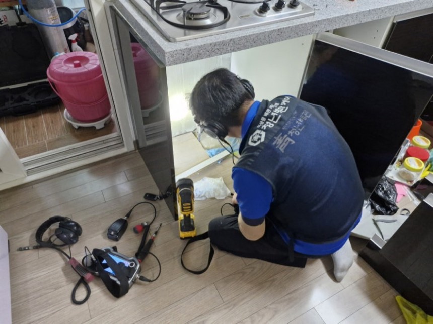 누수수리 시공사례 - 관악구 신림동 누수탐지 아랫집 천장누수 원인은 싱크대 아래 수도배관 부분교체 업체 해결기